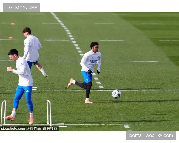 VAR介入选择性引发争议 欧冠多场比赛判罚双标 VAR介入选择性引发争议 欧冠多场比赛判罚双标